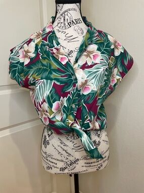 Hilo Hattie Hawaiian Crop Waist Ty Blouse in XL Floral.